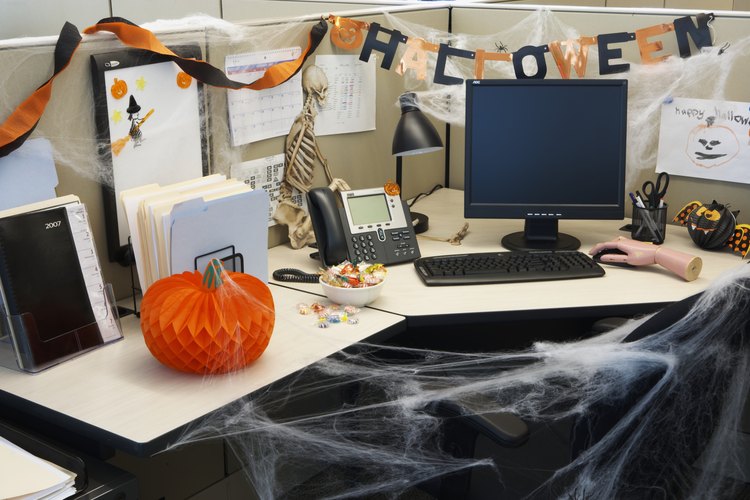 Usa telarañas falsas para crear un estado de ánimo de Halloween.