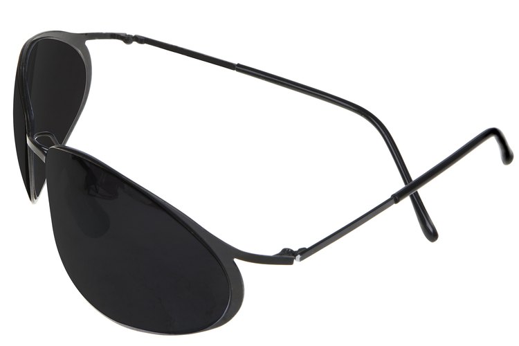 Puedes quitar pegatinas y sus residuos de las gafas de sol.