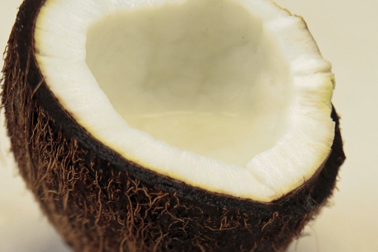 El aceite de coco reduce la pérdida de proteínas para cabellos no dañados y dañados.
