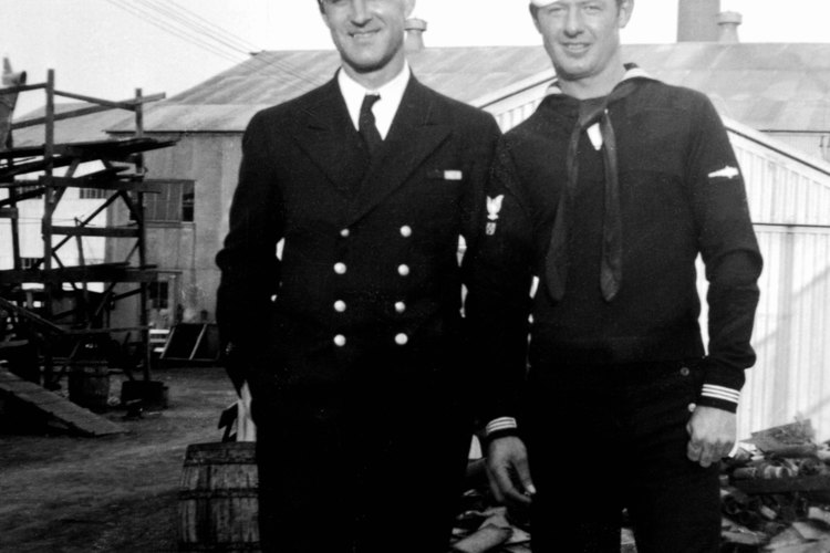 Los grados de la paga alistados en el rango de Navy de la E-1, el marinero recluta, a E-9, Suboficial Mayor.