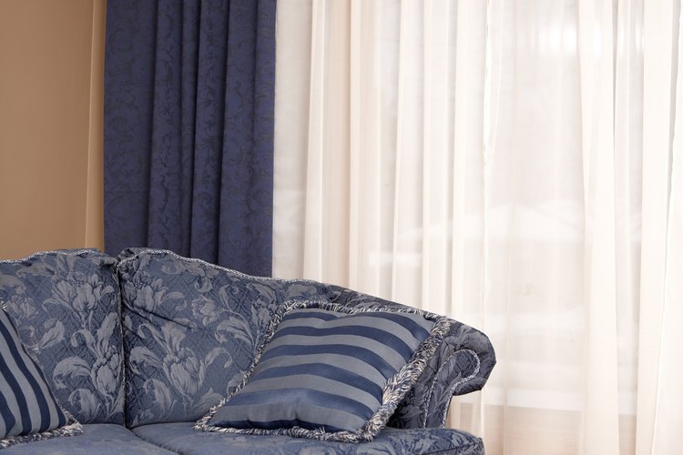 Las cortinas agregan estilo y elegancia a una habitación.