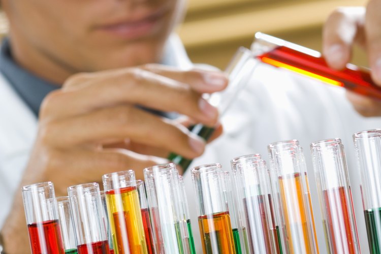 Crear y supervisar el sistema de fabricación de químicos son tareas de un ingeniero químico.