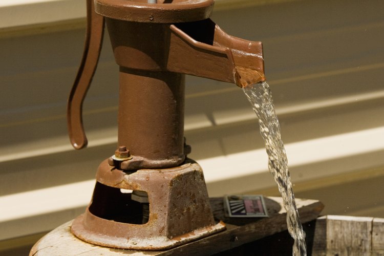 Una presión estática mayor produce un menor flujo de agua.