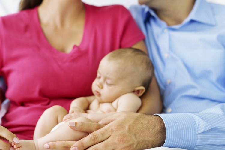 El bebé esta genéricamente relacionado a los padres.