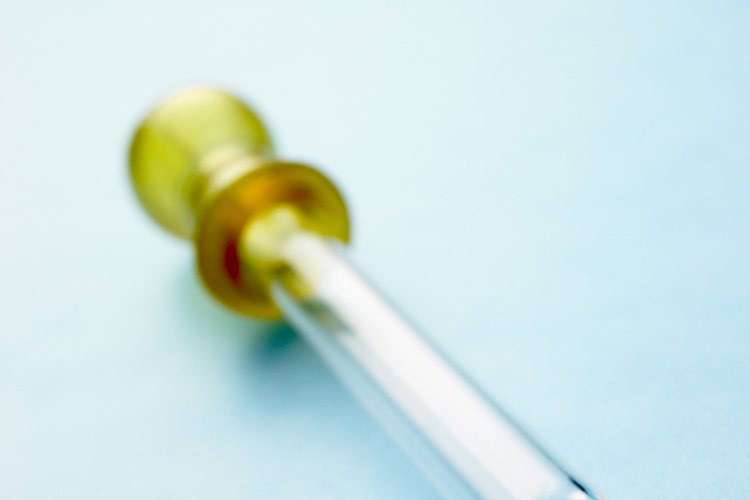 Es seguro probar el tratamiento casero primero con gotas de solución salina natural para eliminar los alérgenos de los ojos.