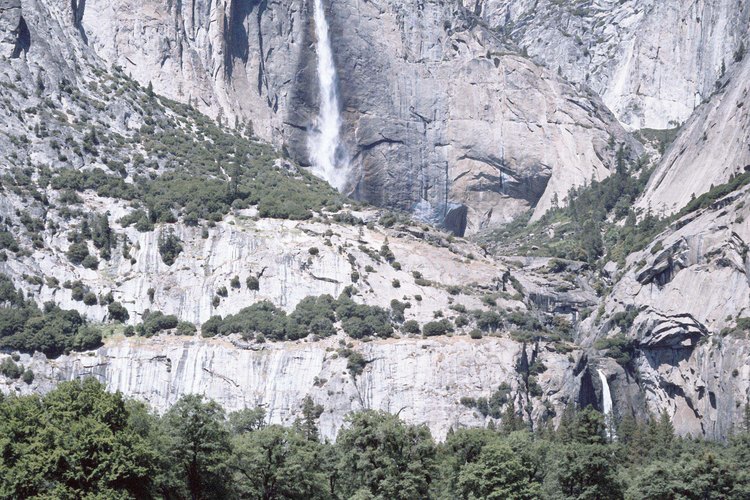 Las cascadas de Yosemite caen más de 2400 pies por acantilados de granito.