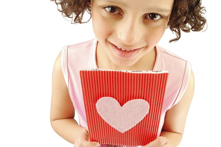 Cuelga tarjetas de con corazones de globos para una fiesta de San Valentín.