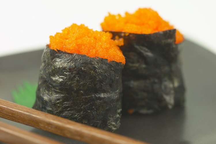 El masago envuelto en nori crea un sabroso platillo.