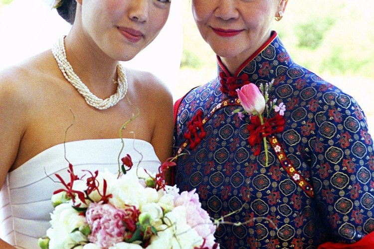 Cuando compre su vestido para la boda, la madre también debe tener en cuenta el gusto de la novia.
