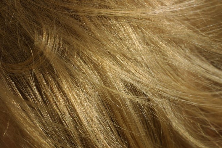 Las mechas oscuras agregan profundidad al cabello rubio natural y al teñido.
