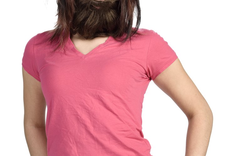 Para crear barbas postizas realistas, usa varios tonos diferentes de cabello crepé.