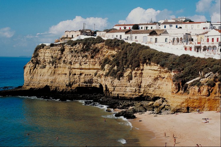 La región Algarve de Portugal recibe a los amantes de los deportes acuáticos.