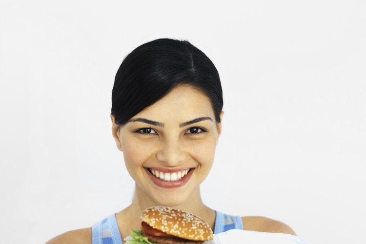 El Big Mac, el Angus Deluxe, el cuarto de libra con queso y el Big n 'Tasty son sólo algunos de los 32 bocadillos ofrecidos en el menú del McDonald.
