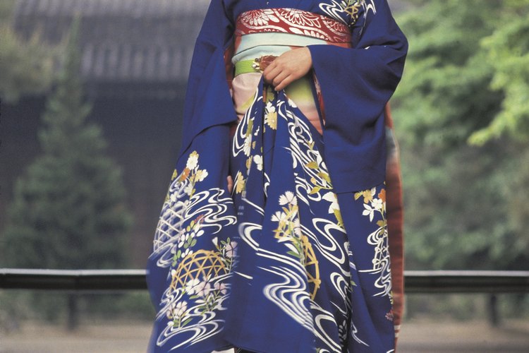 Una mujer en vestido azul maiko.