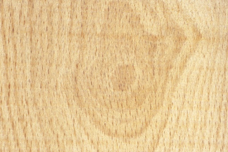 Mientras que los nudos apretados y sueltos son una parte natural del crecimiento de los árboles, los brotes epicórmicos ocurren después de la poda excesiva.