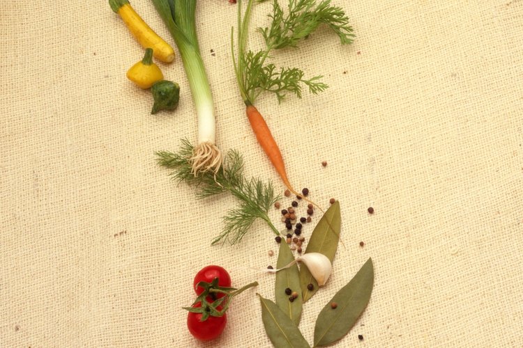 Agrega materia orgánica al suelo antes de plantar tomates o pimientos.