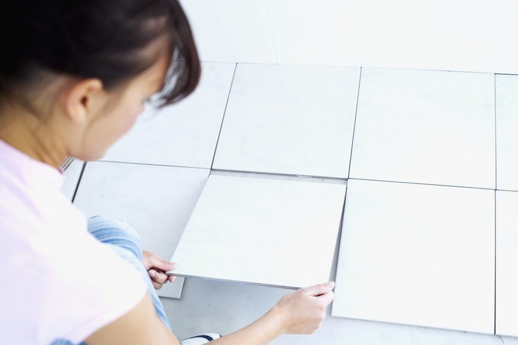 Algunos contratistas, en particular aquellos que emprenden trabajos más grandes, cobran por pie cuadrado (0,09 m²) de azulejo.