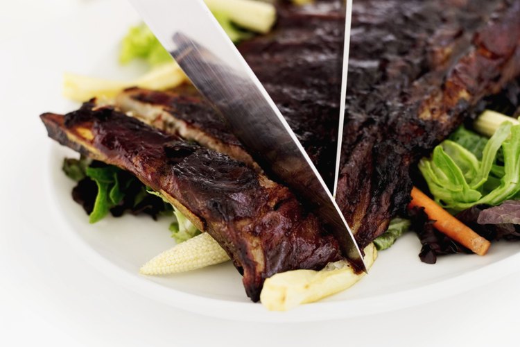 Las costillas de cerdo son tiernas, sabrosas y jugosas después de pasar la noche en remojo en salmuera o escabeche.