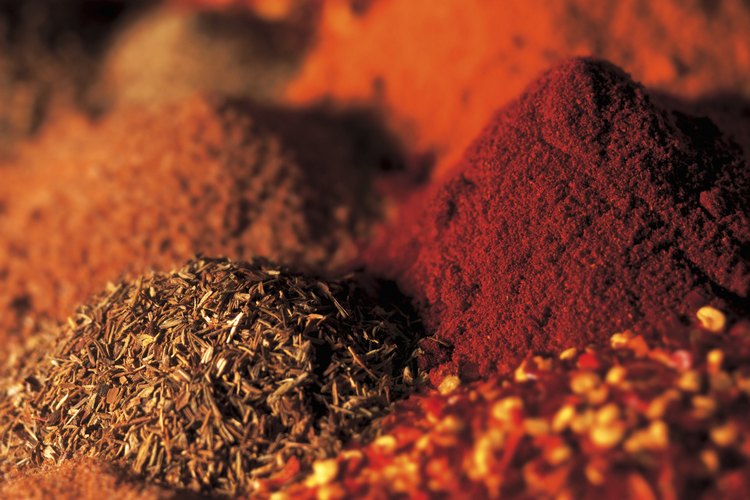 El Paprika o pimentón dulce va desde un color rojizo-anaranjado a rojizo-marrón y a rojo brillante.
