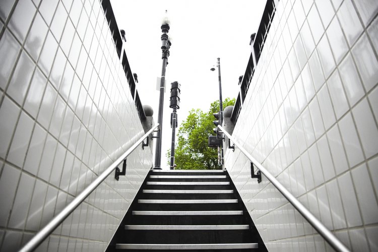 Instalar pasamanos como éstos hace de tus escaleras un lugar más seguro.