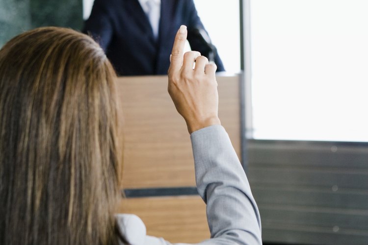 Un orador motivacional impulsa a las personas a hacer cambios en su vida.