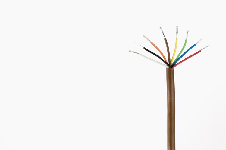 Empalmar cables implica unirlos.