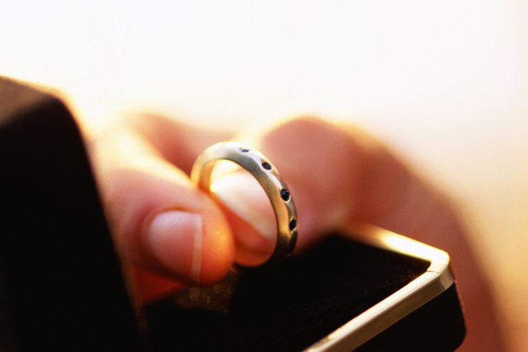Decidir qué hacer con tu anillo de boda puede ser emocional.