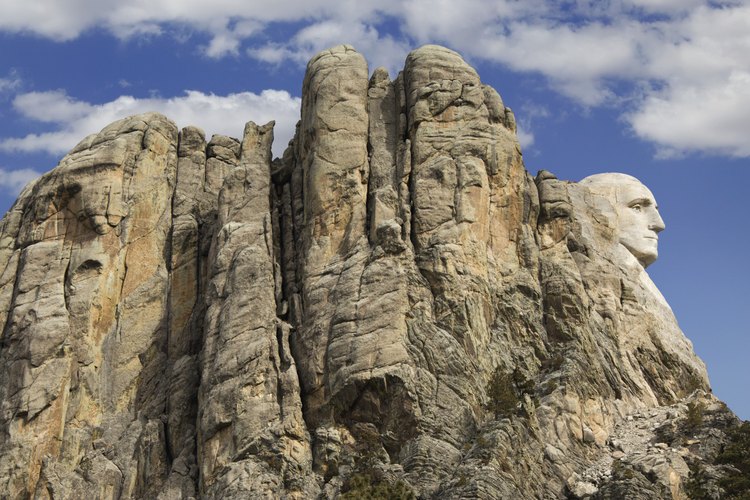 La roca de granito del Monte Rushmore National Memorial muestra muchas etapas de meteorización.