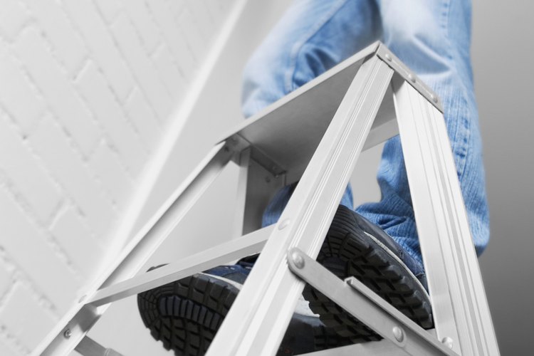 La OSHA requiere que las escaleras se mantengan de forma segura, sin riesgo de sufrir resbalones o cargas excesivas.