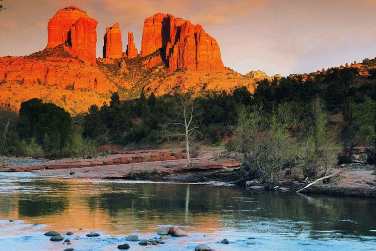 Los monolitos de piedra arenisca roja alcanzan los acantilados de piedra caliza sobre el Oak Creek Canyon cerca de Sedona, Arizona.