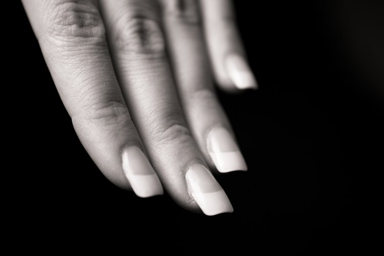 Las uñas esculpidas fomentan el crecimiento de las uñas naturales y confieren resistencia como una cubierta de uñas.