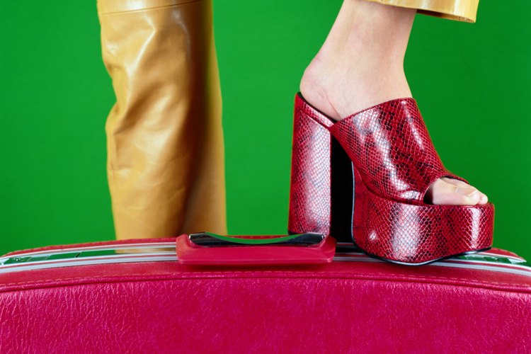 Los zapatos de plataforma fueron populares entre las mujeres de la década de 1970.