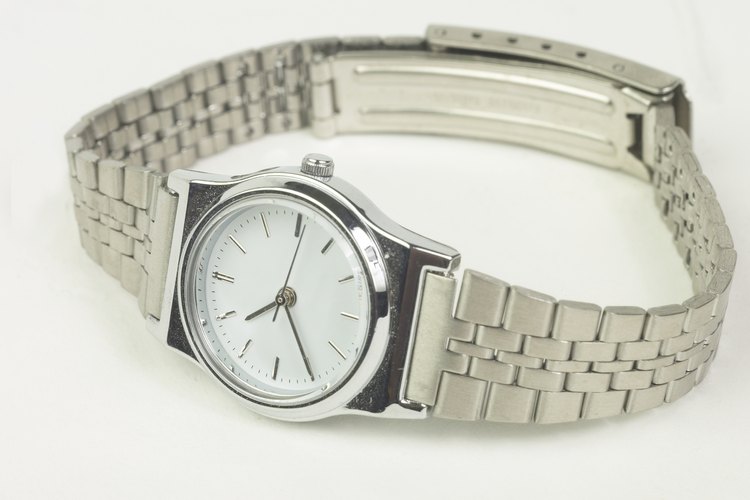 El reloj Santos de Cartier se distingue por su elegancia y clásica belleza.