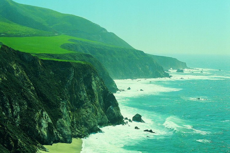 Partes de la robusta costa de California ofrecen excelentes oportunidades durante todo el año para mochileros.