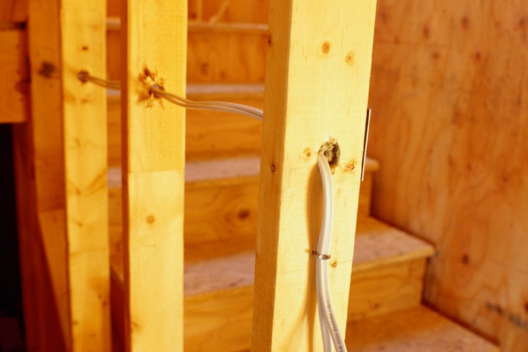 Los postes de pino soportan peso con el grano de la madera.
