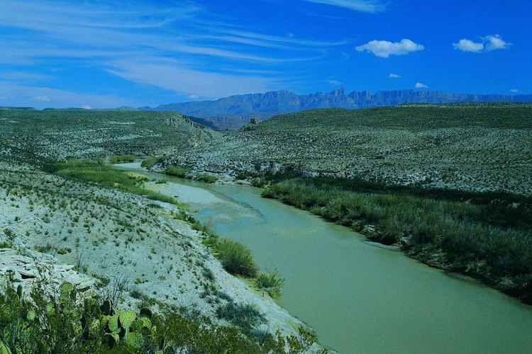 El Río Bravo sirve de límite entre México y Estados Unidos.