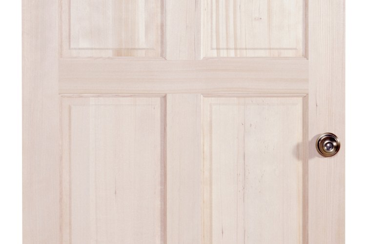 Para instalar una puerta en una pared de bloques de hormigón, tendrás que crear primero una abertura para la puerta.