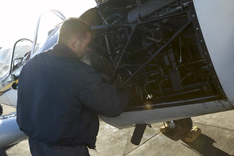 A los mecánicos de aeronaves se les paga para mantener a los aviones en perfectas condiciones.