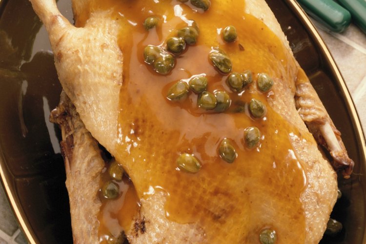 Aprende a preparar y desplumar un pato para cocinarlo.