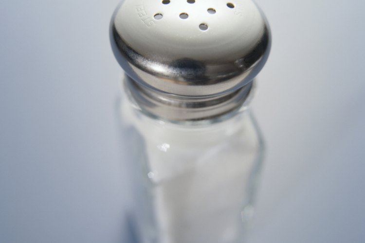 Mezcla sal con vinagre blanco y amoníaco.