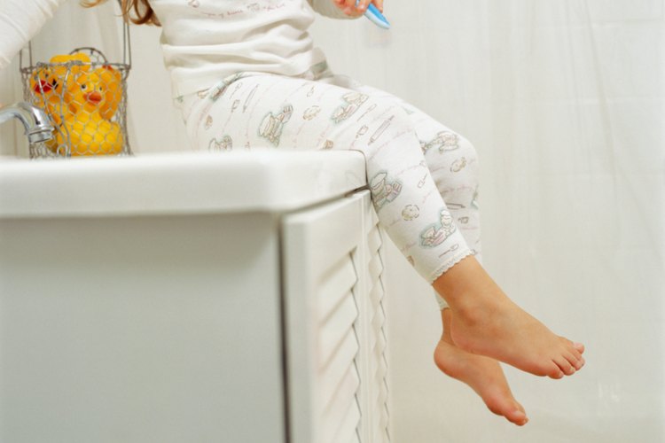 Optimiza el espacio de tu baño para ayudar a que parezca más grande.