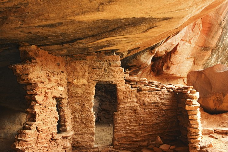 Los Anasazi vivían en chozas, así como en viviendas de varios pisos en los acantilados.