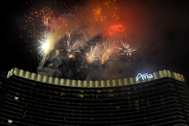 Los hoteles de Las Vegas celebran el Año Nuevo con un espectáculo de fuegos artificiales.