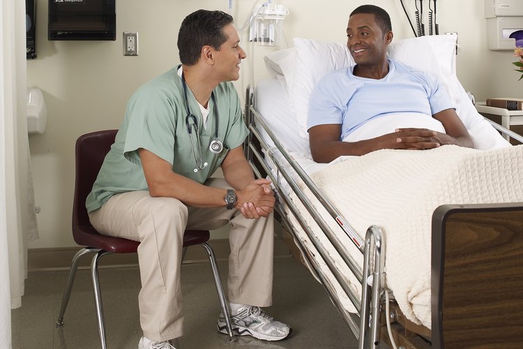 Los hospitales no son los únicos lugares para utilizar la técnica de "esquinas de hospital" para hacer una cama. También se utiliza en las fuerzas armadas y es una de las lecciones que se enseñan durante el entrenamiento básico.