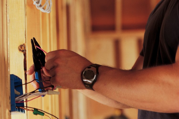 Las perspectivas de empleo son mejores para los electricistas comerciales con una amplia gama de habilidades.