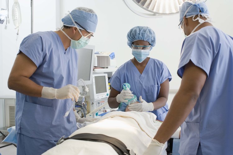 Un doctor realizando una cirugía.