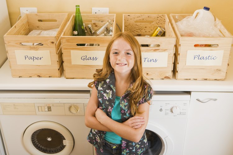 Reciclar puede ser una responsabilidad divertida para los niños.