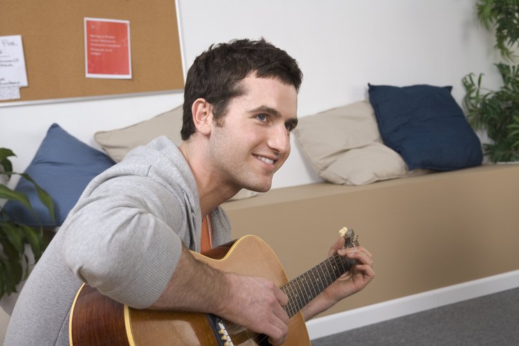 Chico tocando la guitarra.