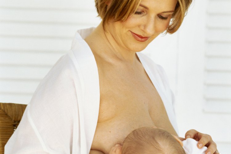 Amamantar a un bebé de 6 semanas de edad.