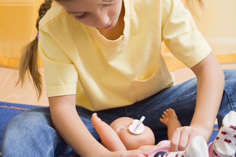 Interactuar con un muñeco de bebé es una buena forma de enseñarle a tu hijo cómo ser delicado con los bebés.